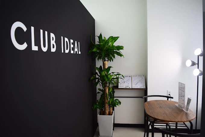 エントランスのCLUB IDEALロゴと観葉植物