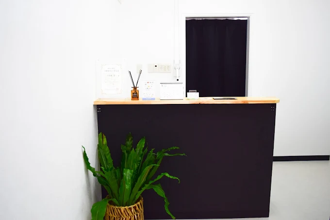 受付カウンターと観葉植物
